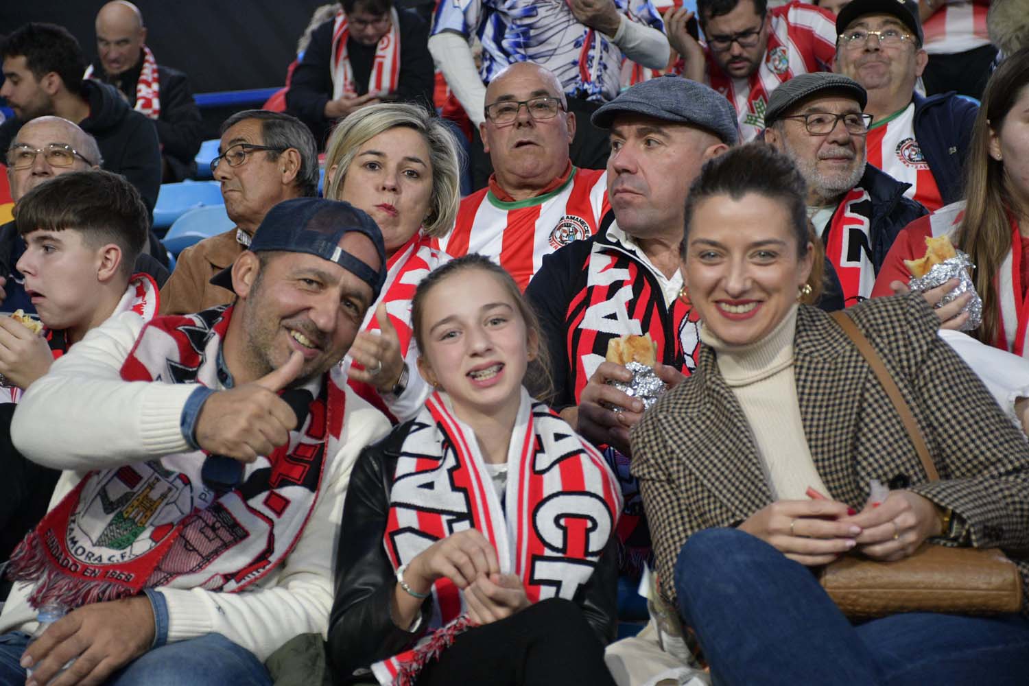 Aficionados durante el Ponferradina Zamora (51)