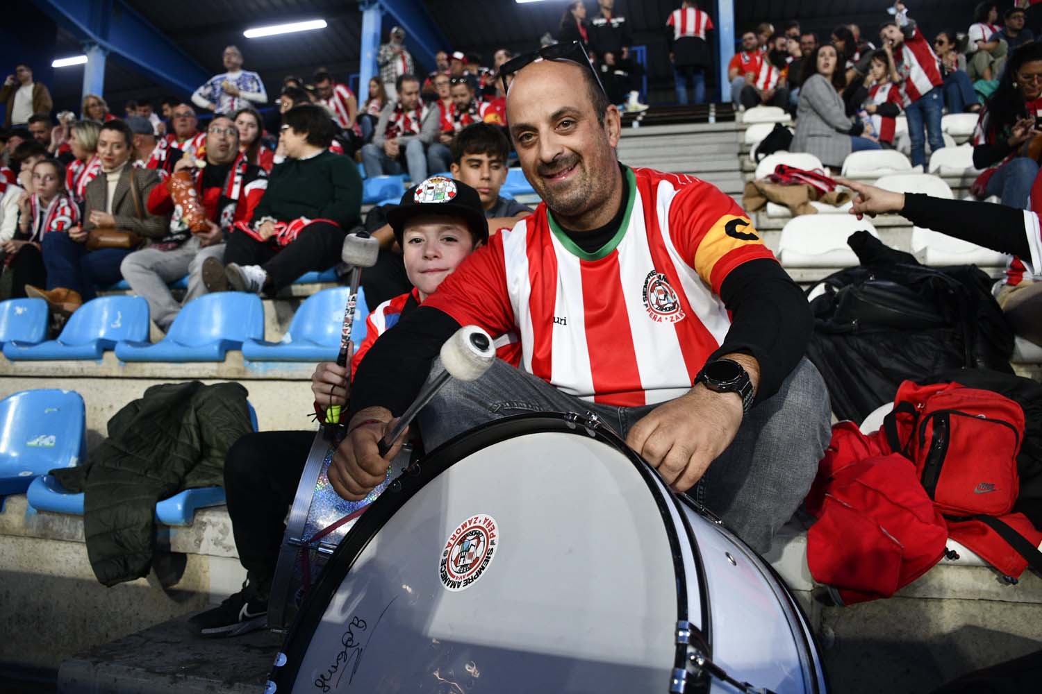 Aficionados durante el Ponferradina Zamora (49)