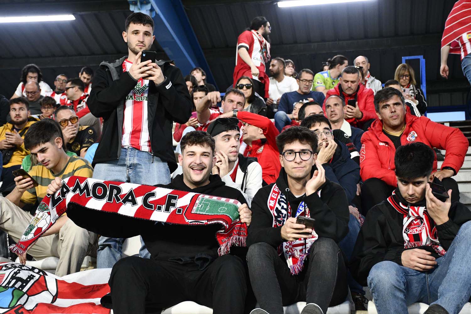 Aficionados durante el Ponferradina Zamora (45)