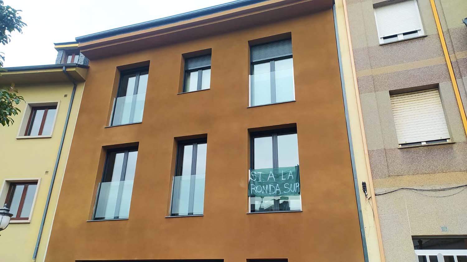 Pancartas contra la semipeatonalización de la avenida del Castillo en el Barrio de San Andrés de Ponferrada (8)