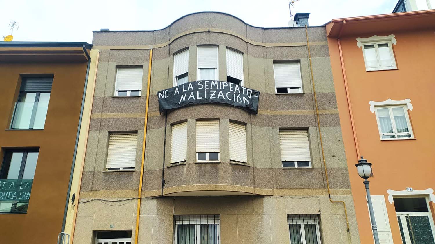 Pancartas contra la semipeatonalización de la avenida del Castillo en el Barrio de San Andrés de Ponferrada (7)