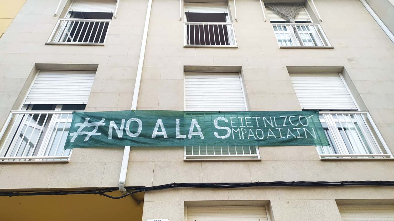 Pancartas contra la semipeatonalización de la avenida del Castillo en el Barrio de San Andrés de Ponferrada (4)