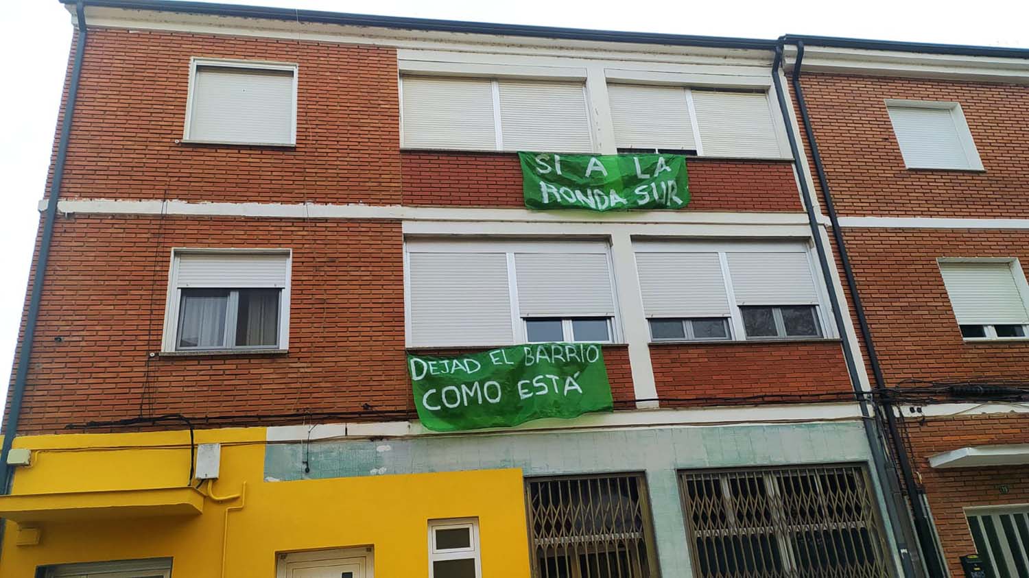 Pancartas contra la semipeatonalización de la avenida del Castillo en el Barrio de San Andrés de Ponferrada (3)