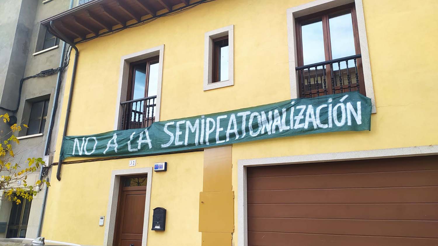 Pancartas contra la semipeatonalización de la avenida del Castillo en el Barrio de San Andrés de Ponferrada (20)