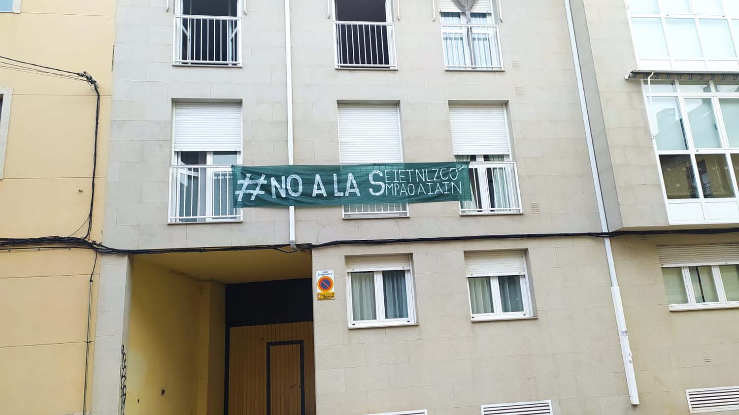 Pancartas contra la semipeatonalización de la avenida del Castillo en el Barrio de San Andrés de Ponferrada (2)