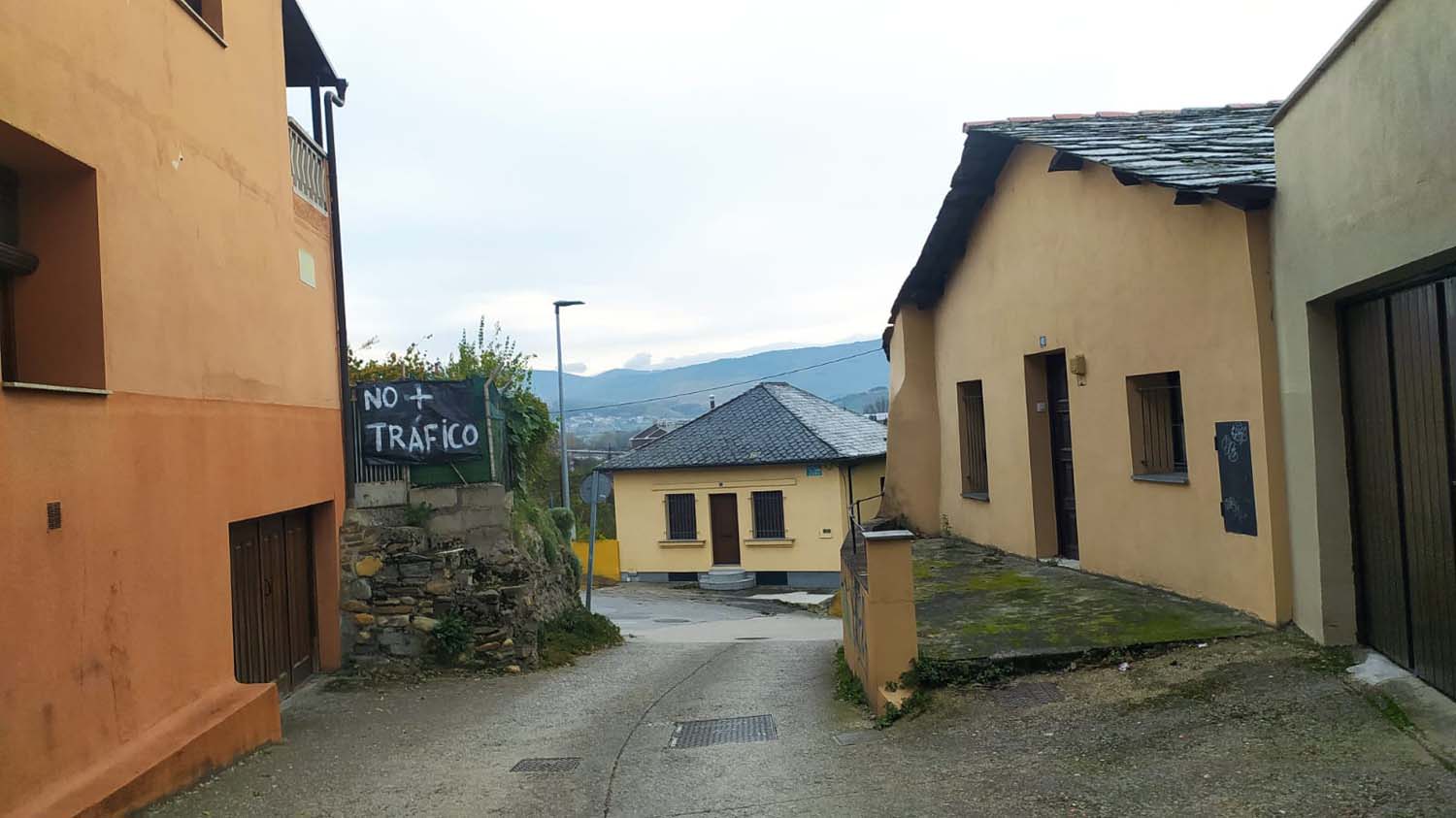 Pancartas contra la semipeatonalización de la avenida del Castillo en el Barrio de San Andrés de Ponferrada (19)