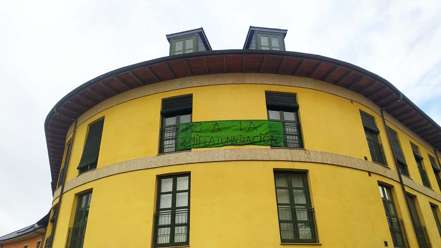 Pancartas contra la semipeatonalización de la avenida del Castillo en el Barrio de San Andrés de Ponferrada (18)