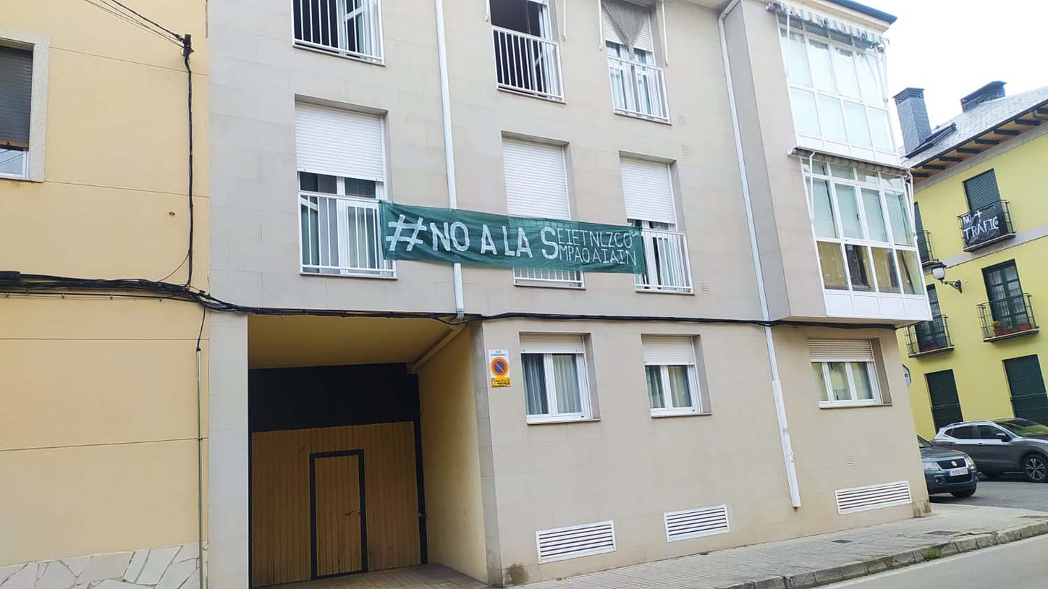 Pancartas contra la semipeatonalización de la avenida del Castillo en el Barrio de San Andrés de Ponferrada (11)