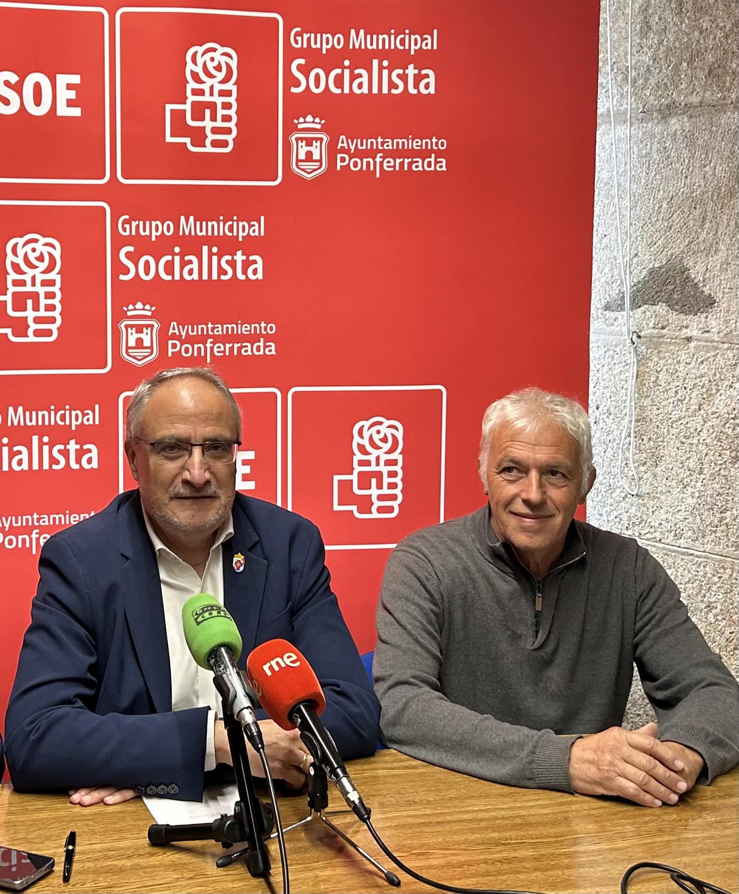 El portavoz del PSOE del Ayuntamiento de Ponferrada, Olegario Ramón, y el concejal socialista Antonio Regueiro