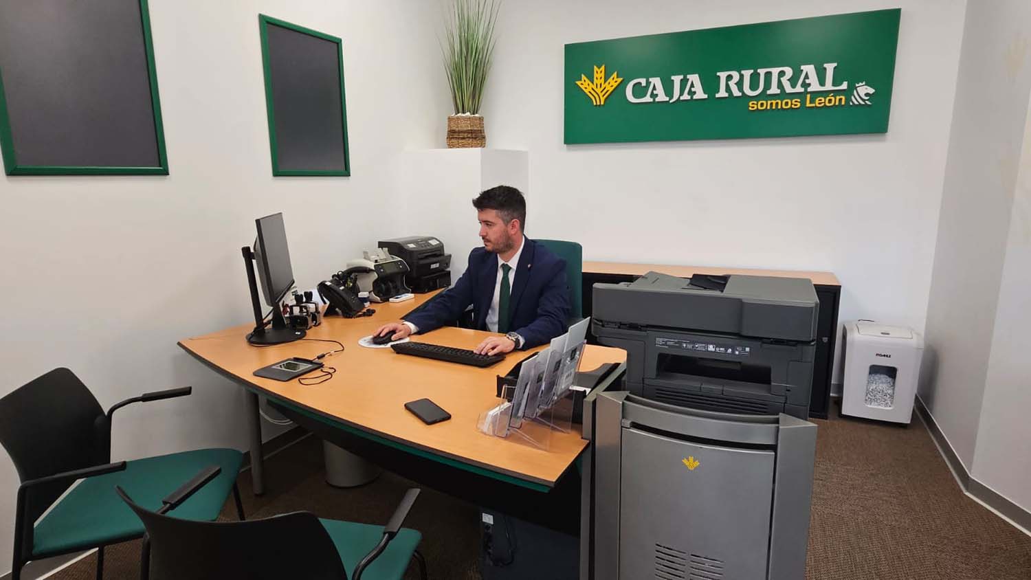 Caja Rural abre su nueva oficina en La Baña 