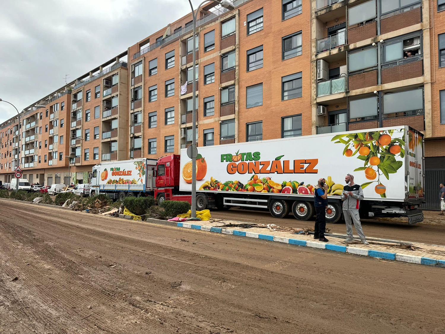 Los camiones con donaciones del Bierzo logran entrar en Valencia para repartir alimentos a los afectados por la DANA