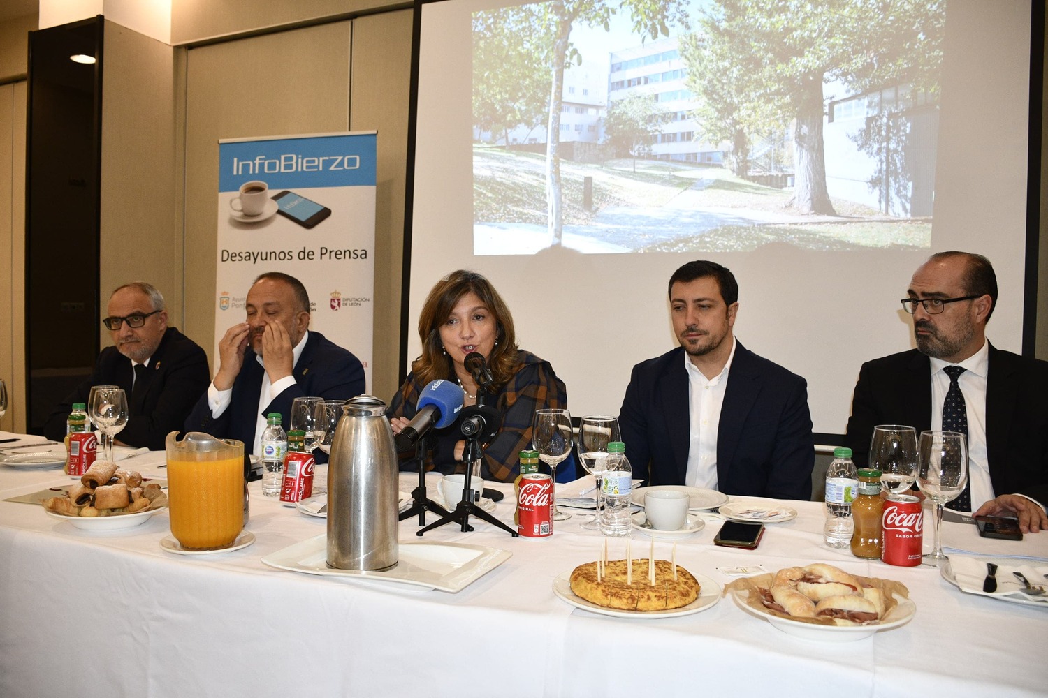 Ponentes del desayuno de prensa con la Rectora de la Universidad de León, Nuria González