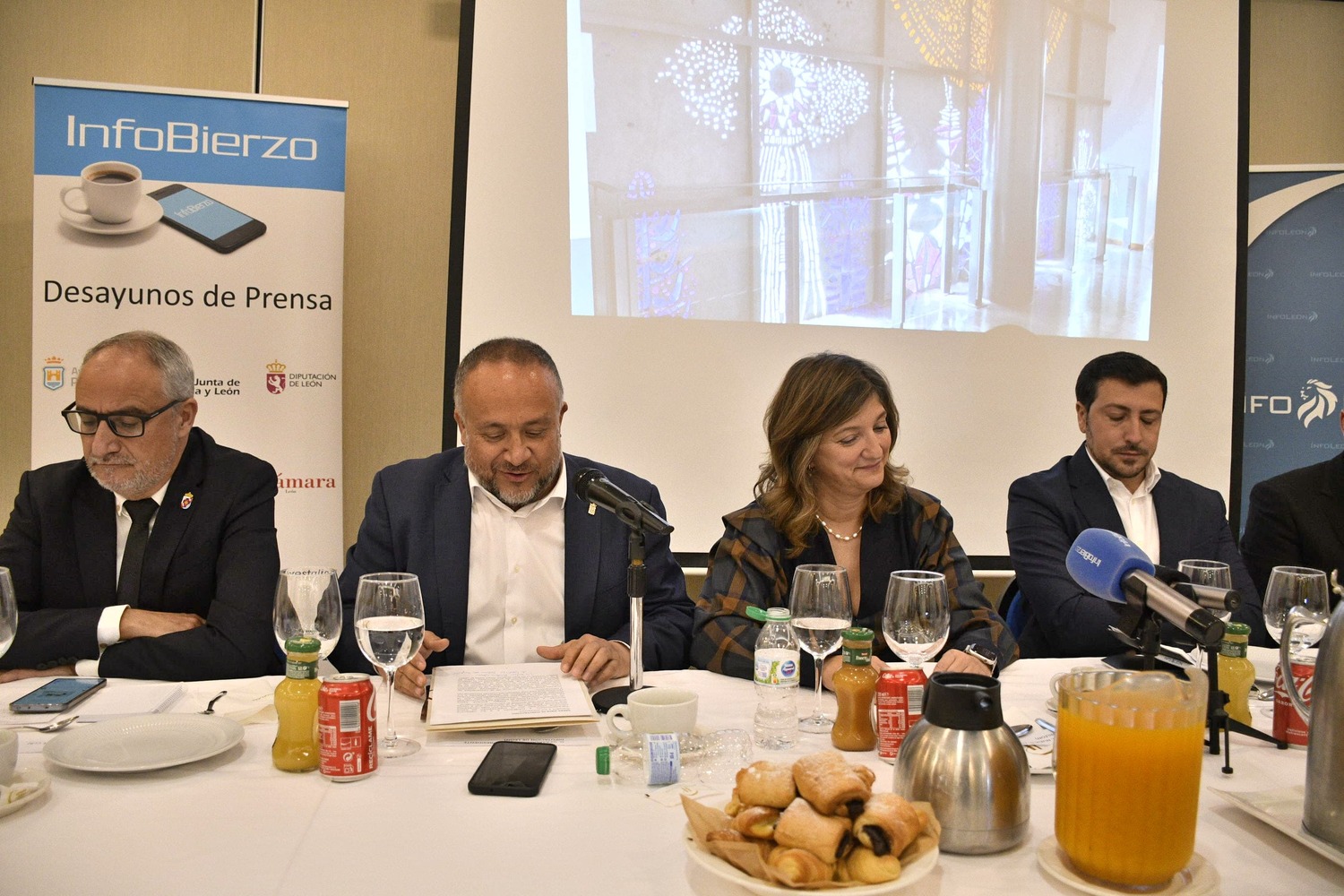 Ponentes del desayuno de prensa con la Rectora de la Universidad de León, Nuria González