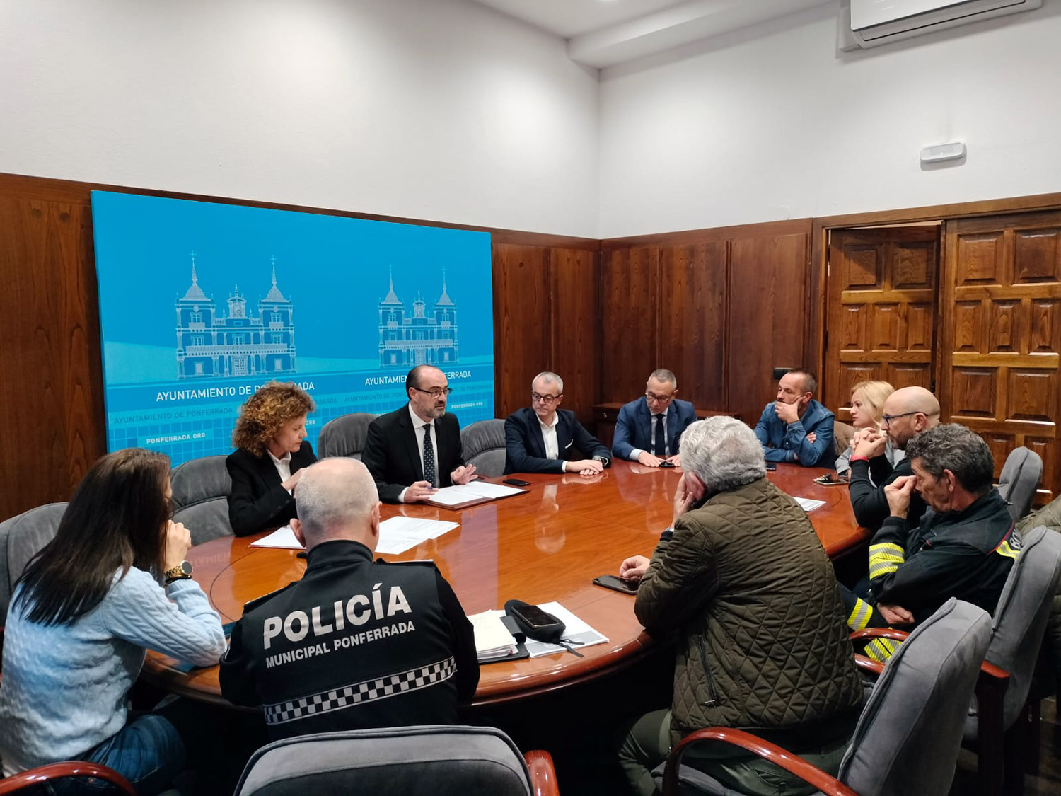 Reunión del Ayuntamiento de Ponferrada para la colaboración con los afectados por la DANA