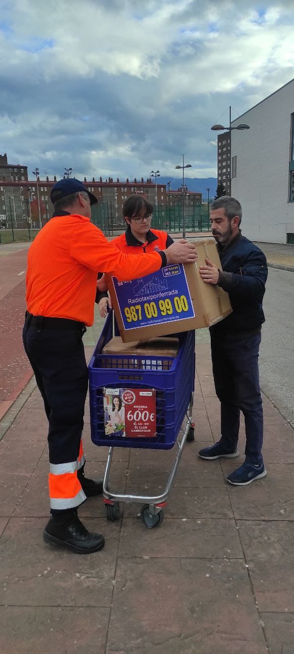 El presidente de la asociación haciendo entrega de las mascarillas para donar