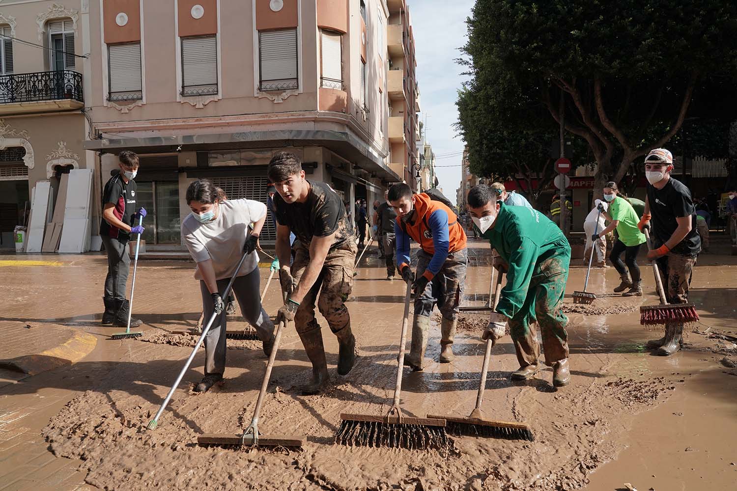 Eduardo Margareto, ICAL. Efectivos de Castilla y León realizan labores de ayuda en las calles de Aldaya (Valencia). Vecinos de Aldaya limpian las calles del centro del pueblo