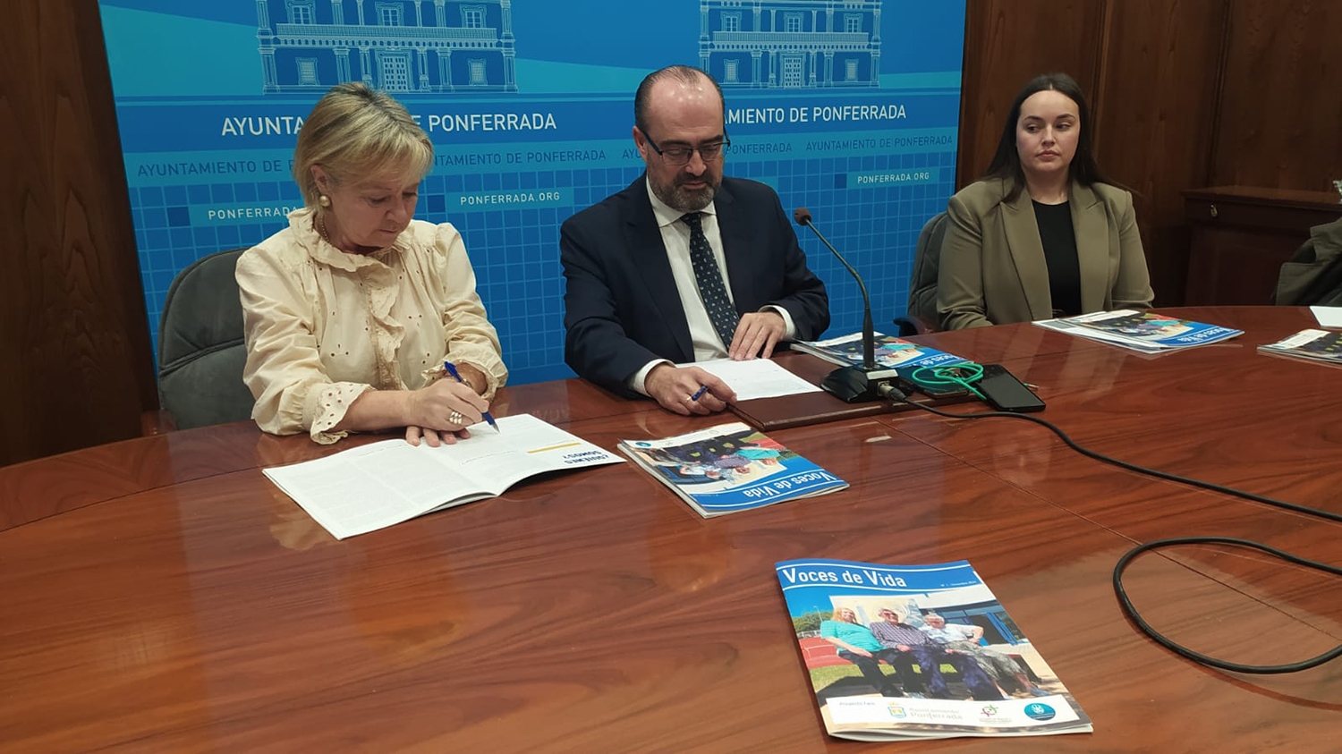 Ponferrada presenta la revista 'Voces de Vida' dentro del Proyecto Faro contra la soledad no deseada 