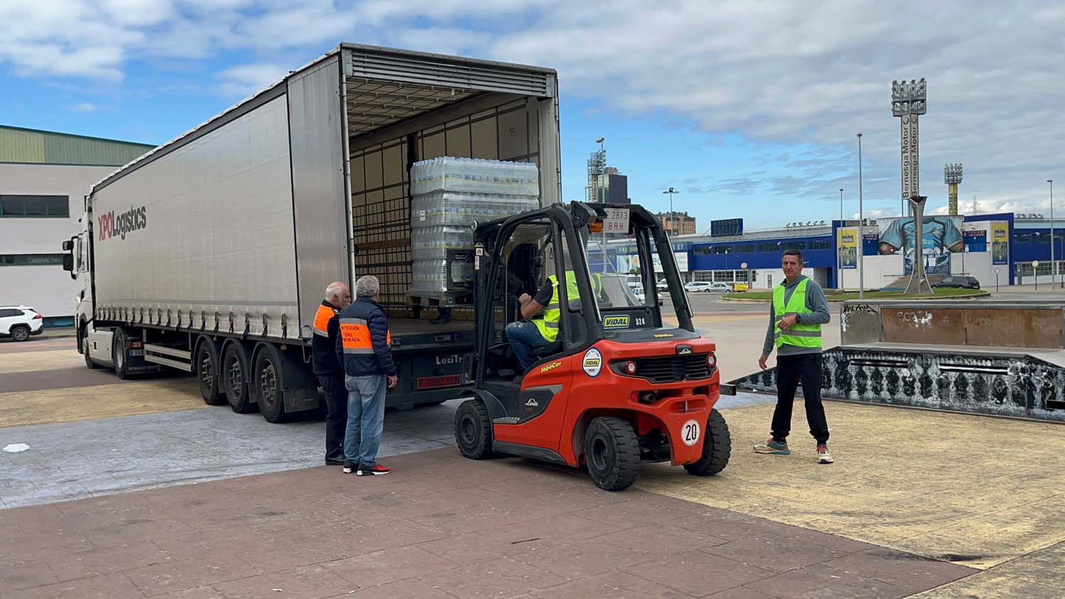 Primer camión del Ayuntamiento de Ponferrada y el Consejo Comarcal del Bierzo sale dirección Valencia 