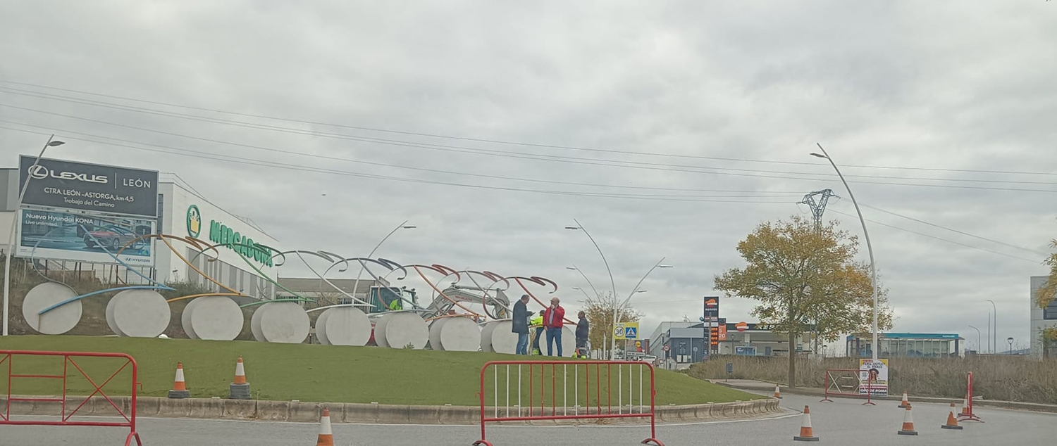 Comienza la retirada de la glorieta de los ciclistas en la entrada de Ponferrada y su traslado a la ciudad deportiva