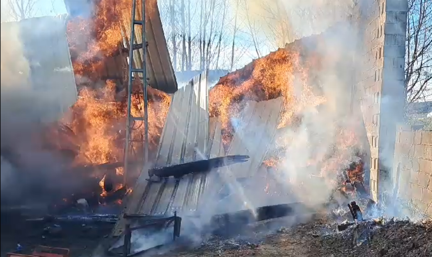 Arde una nave, un camión y maquinaria en Almázcara