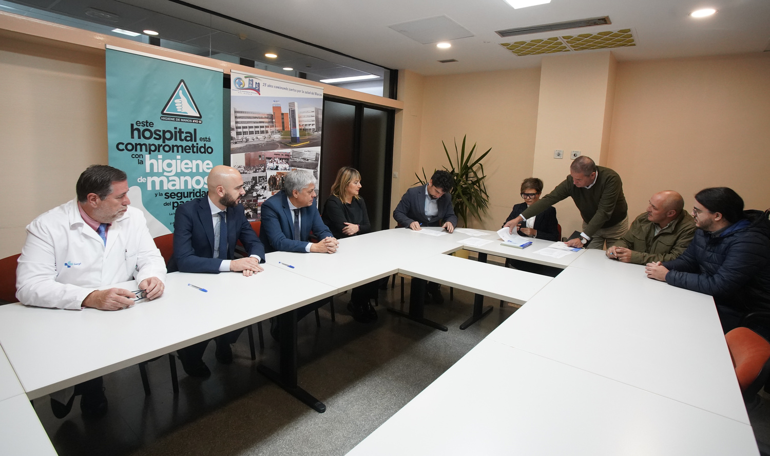 Firma del acta de replanteo de las obras del nuevo servicio de rehabilitación y radioterapia del Área de Salud del Bierzo