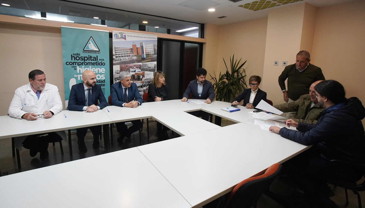 Firma del acta de replanteo de las obras del nuevo servicio de rehabilitación y radioterapia del Área de Salud del Bierzo