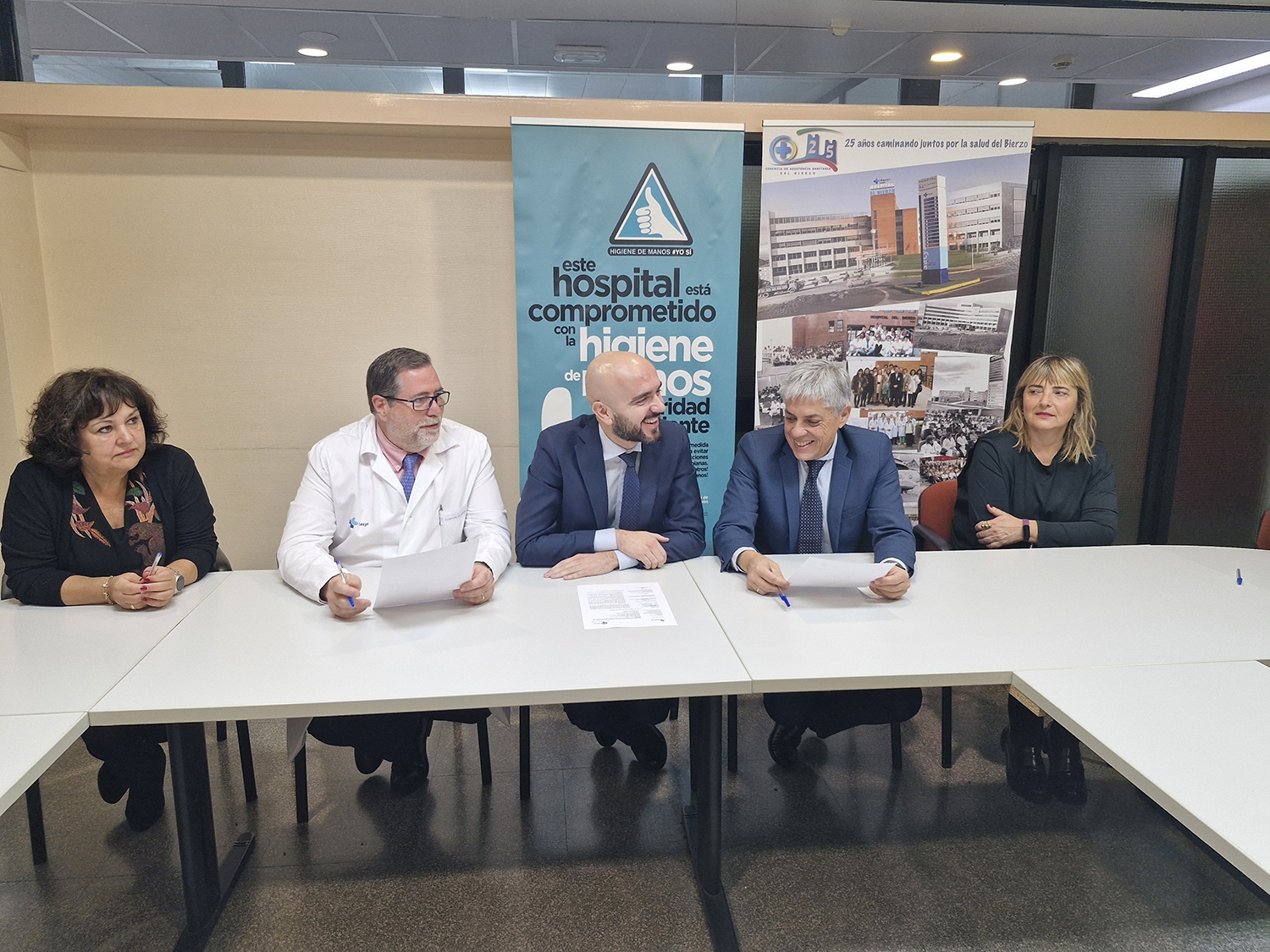 Firma del acta de replanteo de las obras del nuevo servicio de rehabilitación y radioterapia del Área de Salud del Bierzo