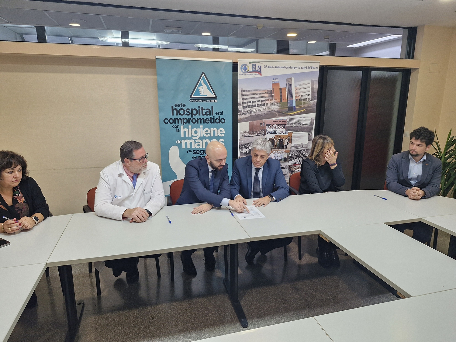 Firma del acta de replanteo de las obras del nuevo servicio de rehabilitación y radioterapia del Área de Salud del Bierzo