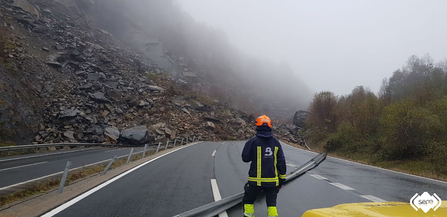 Un gran desprendiemiento corta la carretera AP-66 entre León y Asturias