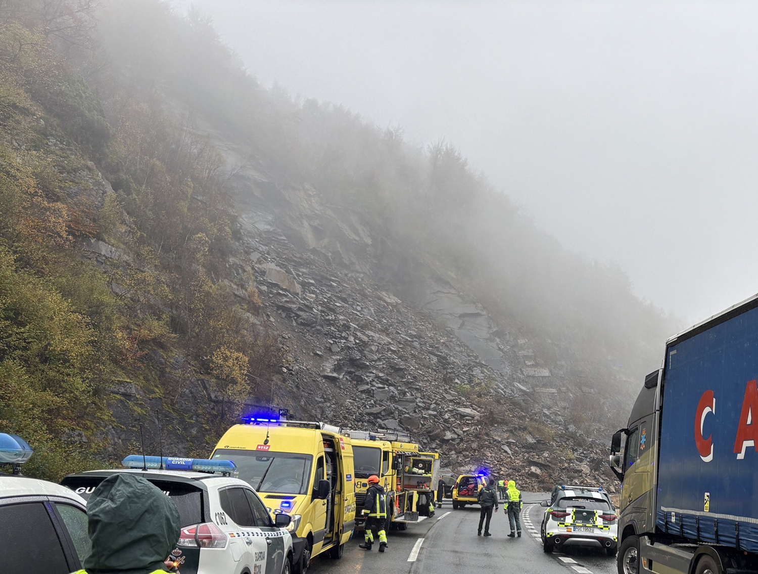 Un gran desprendiemiento de rocas corta la carretera AP-66 entre León y Asturias