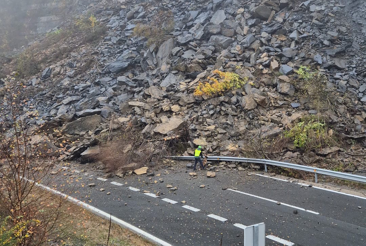 Comienzan los trabajos de retirada de rocas en la AP-66 donde "parece que no hay nadie sepultado"