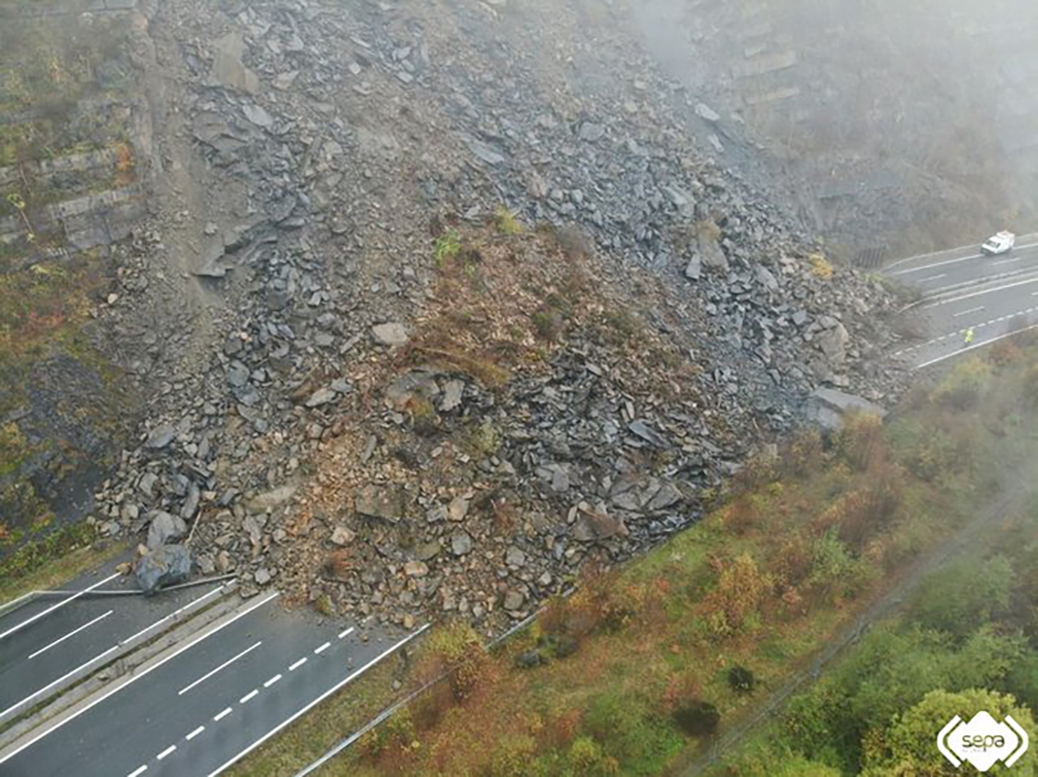 Más de 160 vehículos evacuados tras el desprendimiento de rocas en la AP-66 entre León y Asturias