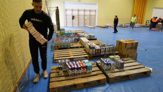 El Ayuntamiento de Ponferrada habilita la sala polivalente del complejo deportivo Lydia Valentín para la recogida de alimentos y enseres para los afectados por la DANA (2)