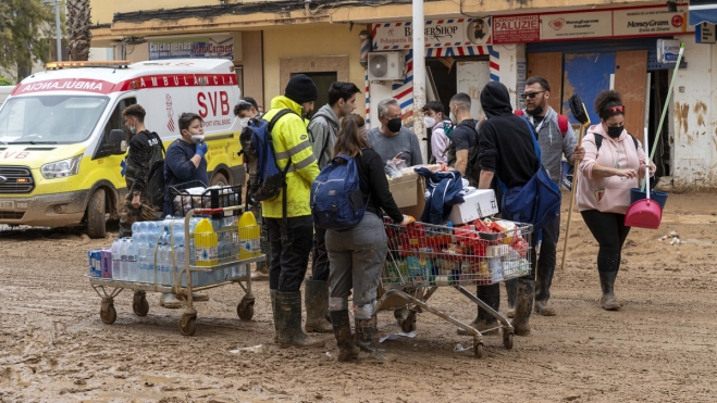 Voluntarios de Castilla y León en la zona cero de la dana en Valencia (1)