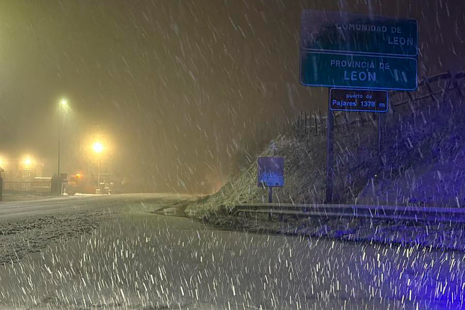 30 camiones parados durante la noche en Lena (Asturias) por la nieve en el puerto de Pajares