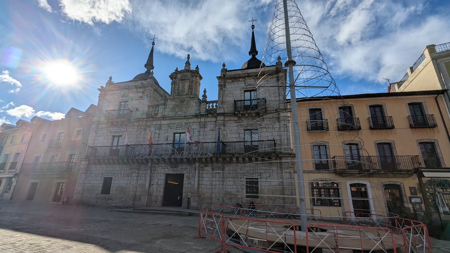 Instalación de las luces de Navidad de Ponferrada (1)