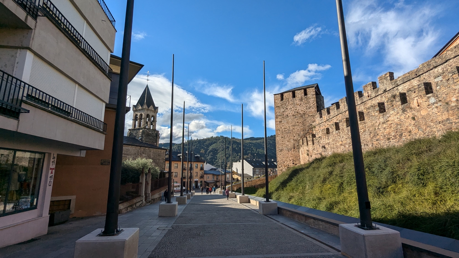 Instalación de las luces de Navidad de Ponferrada (8)