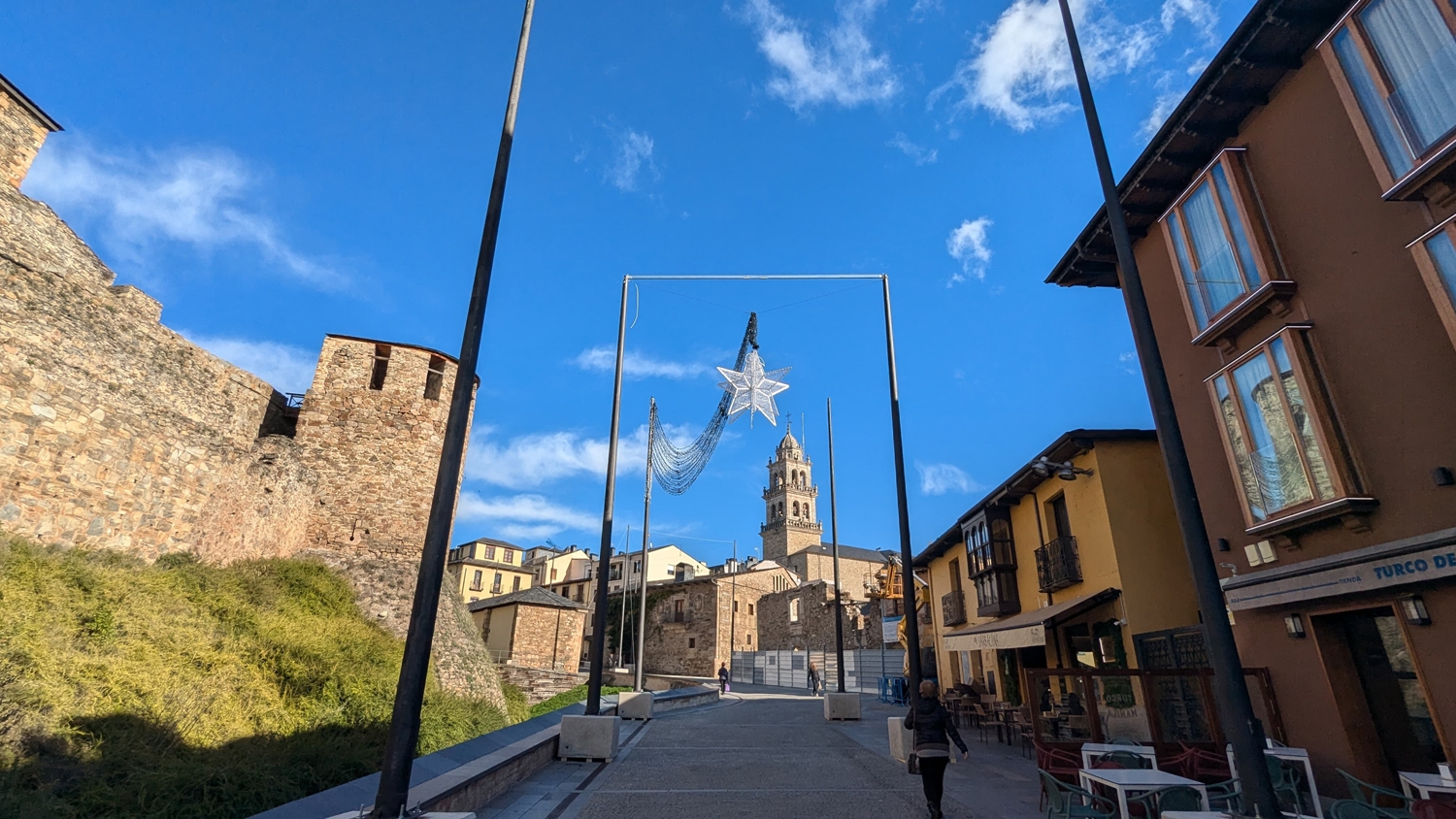 Instalación de las luces de Navidad de Ponferrada (9)