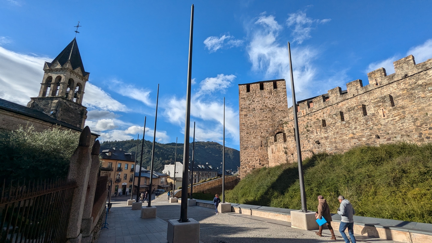 Instalación de las luces de Navidad de Ponferrada (10)