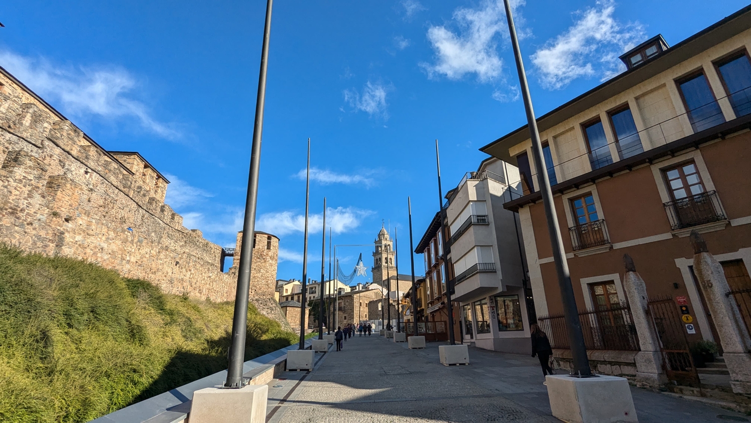 Instalación de las luces de Navidad de Ponferrada (11)