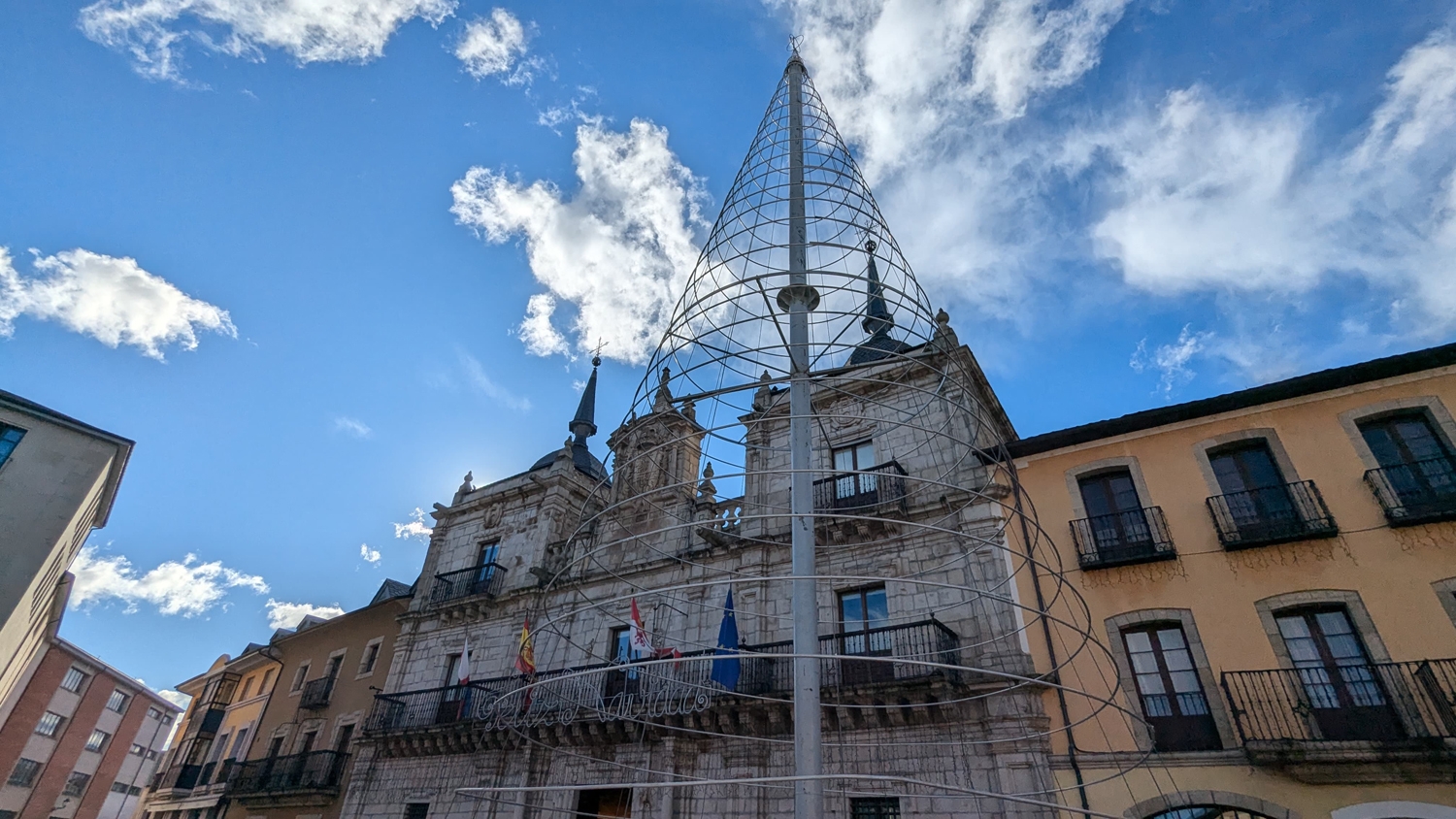 Instalación de las luces de Navidad de Ponferrada (13)