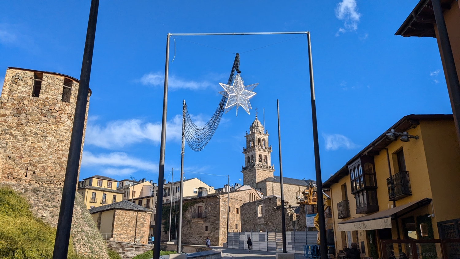 Instalación de las luces de Navidad de Ponferrada (14)