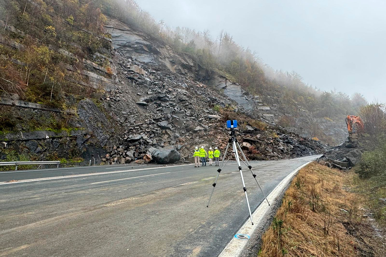 Transportes trabaja en la habilitación de un baipás para cada sentido que reanudará el tráfico en la AP-66 entre Asturias y León