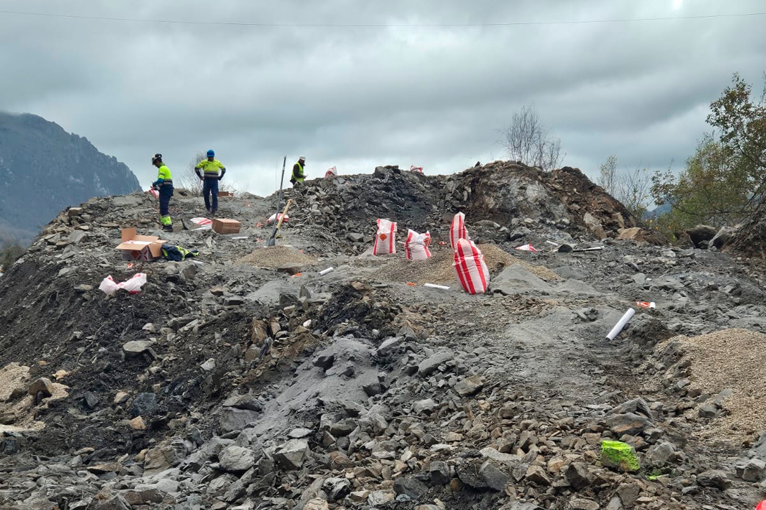 Comienzan las voladuras en la AP-66 para poder habilitar una plataforma en el margen derecho de la calzada