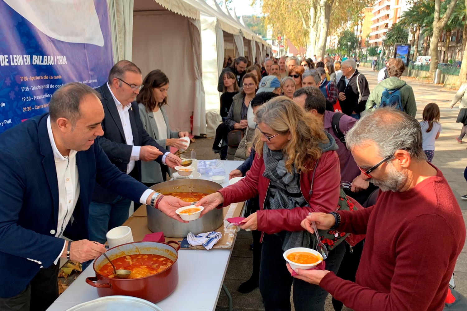 300 personas disfrutaron de la alubiada de la I Feria de los Productos de León en Bilbao