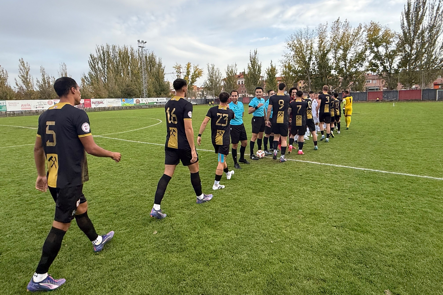 El Atlético Bembibre toca fondo al caer contra el colista Laguna