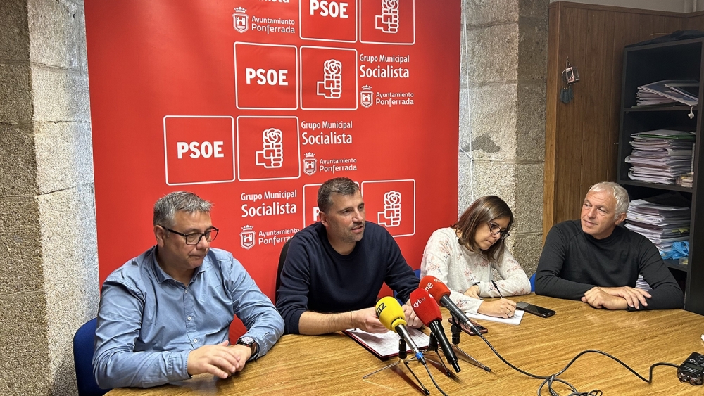 Ediles del Grupo Municipal Socialista de Ponferrada, con el anterior edil de Deportes, Iván Castrillo en el centro de la imagen