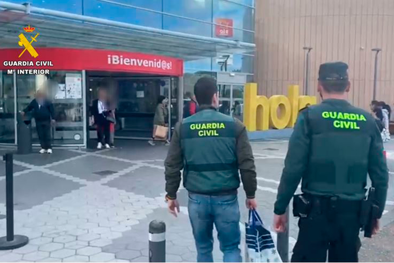 La operación "perfumaza" intercepta en la A-6 a un grupo criminal que robaba perfumes en el Centro Comercial Río Shopping de Valladolid