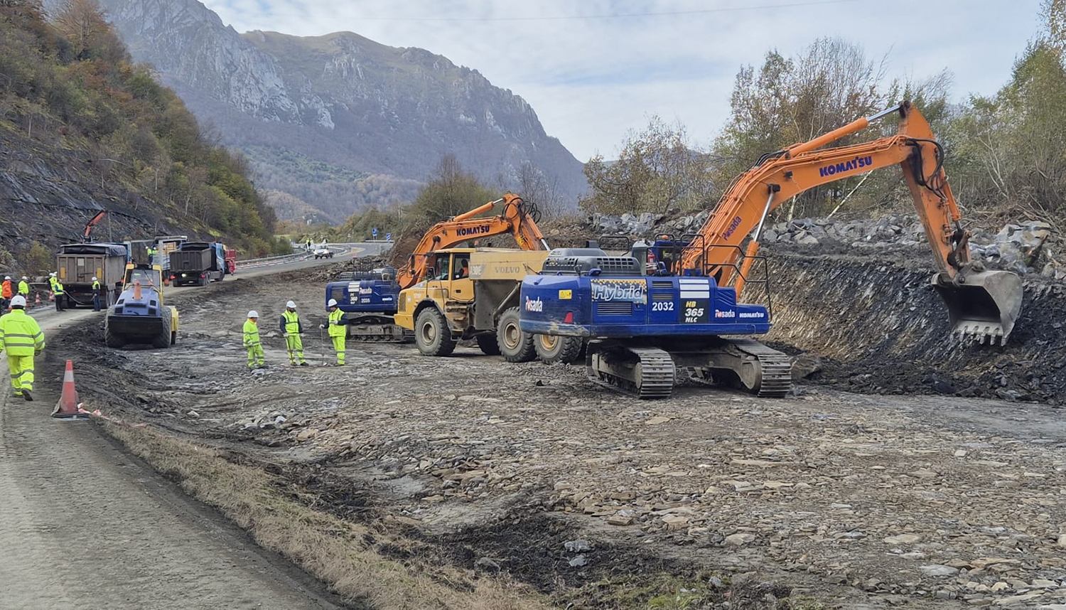 Avanzan los trabajos en la AP-66 entre León y Asturias con el asfaltado de la plataforma en el margen de la calzada