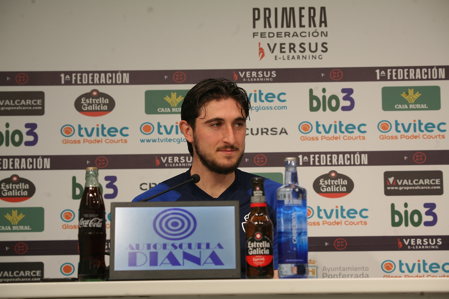 El jugador de la Deportiva Ponferradina Álex Mula pasó por sala de prensa para hablar de la actualidad del conjunto berciano antes de recibir el domingo al Amorebieta. El catalán se mostró contento por lograr la victoria sobre el Barakaldo